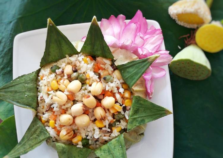 Cơm hấp lá sen ăn kèm nấm chiên
